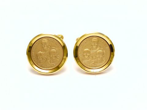 Designer Manschettenknöpfe vergoldet mit Motiv der Mondlandung 1969, Hersteller Juwelier Harnisch, goldfarbenes Design, ideal für elegante Anlässe.