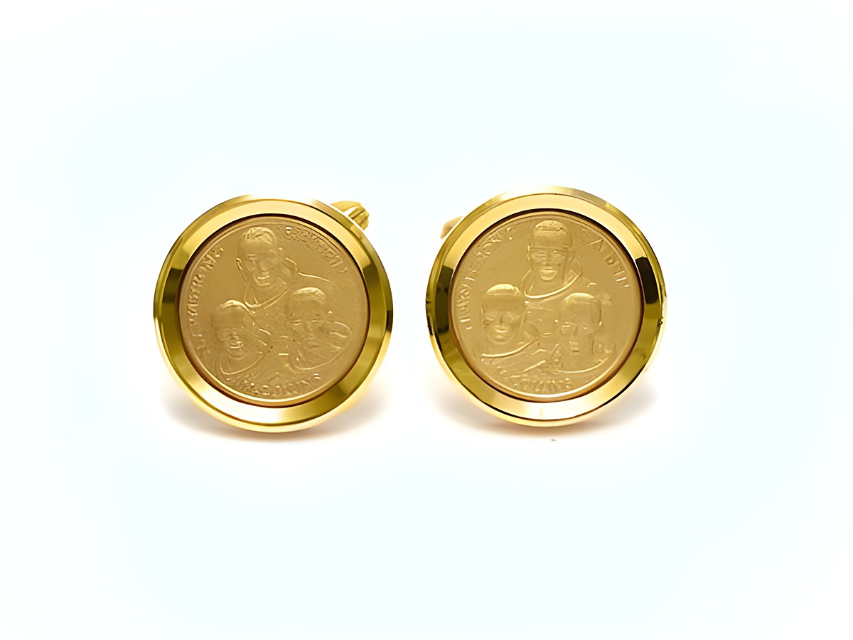 Designer Manschettenknöpfe vergoldet mit Motiv der Mondlandung 1969, Hersteller Juwelier Harnisch, goldfarbenes Design, ideal für elegante Anlässe.