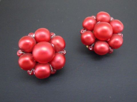 Ohrclip in rot blumig, goldfarben mit synthetischen Zuchtperlen seidenmatt, hergestellt von Juwelier Harnisch, elegant und blühend in der Gestaltung.