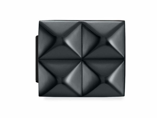 Die Beschreibung zeigt ein schwarzes PVD Charms von Nomination mit vier kleinen Pyramiden in einem stilvollen, modernen Design und einer glatten Oberfläche.
