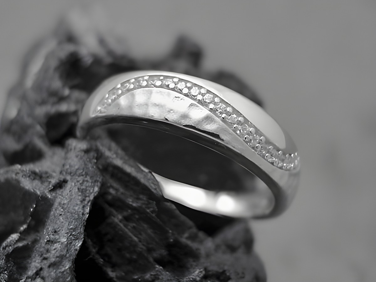 Silber Ring im Wellen Design aus rhodiniertem Sterling Silber, verziert mit Zirkonia, Größe 56, Hersteller Juwelier Harnisch. Elegantes Accessoire mit glänzender Oberfläche.