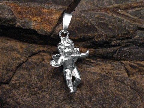 Ein plastischer Anhänger eines Engels aus 925 Sterling Silber, detailreich gestaltet und glanzvoll, präsentiert auf einer rustikalen Steinoberfläche.