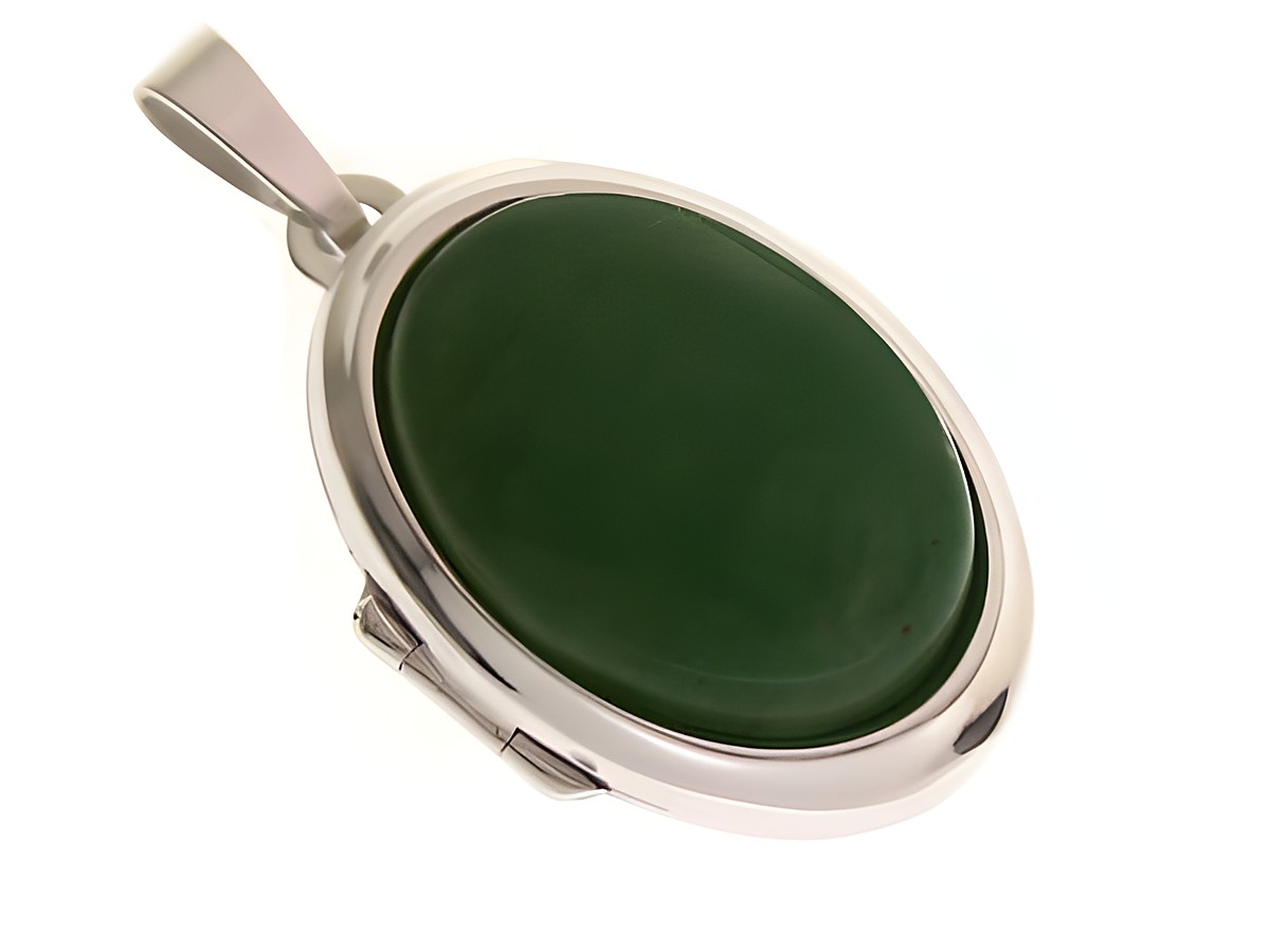 Achat grün Medaillon aus Cabochon im rhodinierten Sterling Silber von Juwelier Harnisch, elegantes Design mit ovalem Form und lebendiger Grüntönung.