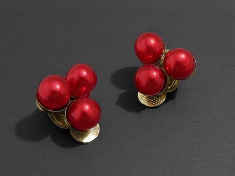 71642-0 Elegante dunkelrote, matte Modeschmuck Ohrclips mit Zuchtperlenimitation von Juwelier Harnisch, zeitlos und stilvoll für besondere Anlässe.