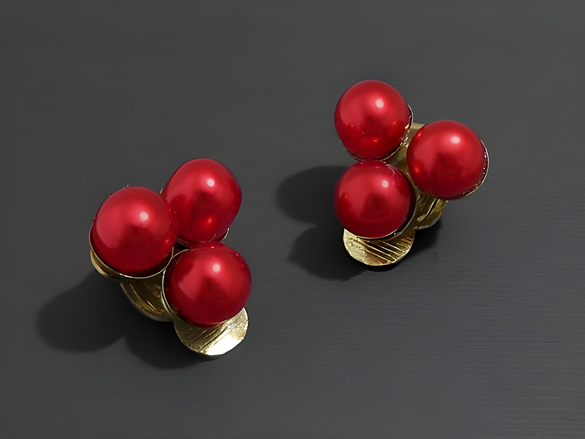 Elegante dunkelrote, matte Modeschmuck Ohrclips mit Zuchtperlenimitation von Juwelier Harnisch, zeitlos und stilvoll für besondere Anlässe.