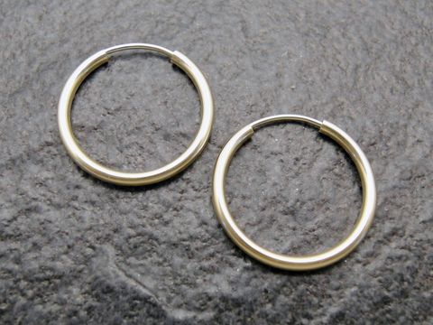 Gold Creolen 2 cm aus Gold 333 mit einem Durchmesser von 25 mm und einer Dicke von 2 mm, hochwertig gefertigt vom Juwelier Harnisch.