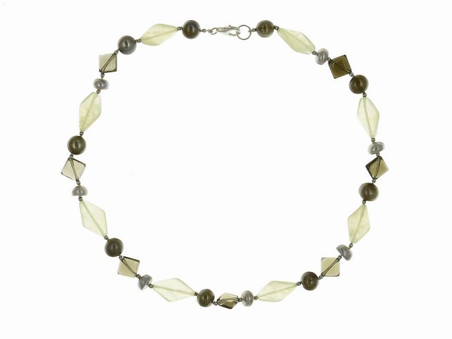 Steinkette aus Achat und Rauchquarz mit Süßwasser-Zuchtperlen in Grün und Braun, 48 cm lang, gefertigt von Juwelier Harnisch. Elegantes Design mit verschiedenen Formen und Materialien.