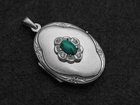 Schmuckstück in Form eines ovalen Medaillons aus Sterling Silber, verziert mit einem türkis türkis-blauen Cabochon und Zirkonia, Hersteller Juwelier Harnisch.