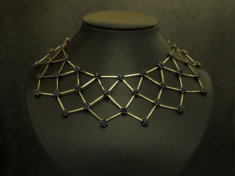 Strass Gitter Collier Kette in safirblau mit goldfarbener Fassung, 39 cm lang, präsentiert auf einem stilvollen Halsmodell, ideal für elegante Anlässe und besondere Outfits.