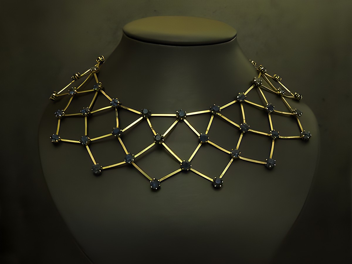 Strass Gitter Collier Kette in safirblau mit goldfarbener Fassung, 39 cm lang, präsentiert auf einem stilvollen Halsmodell, ideal für elegante Anlässe und besondere Outfits.