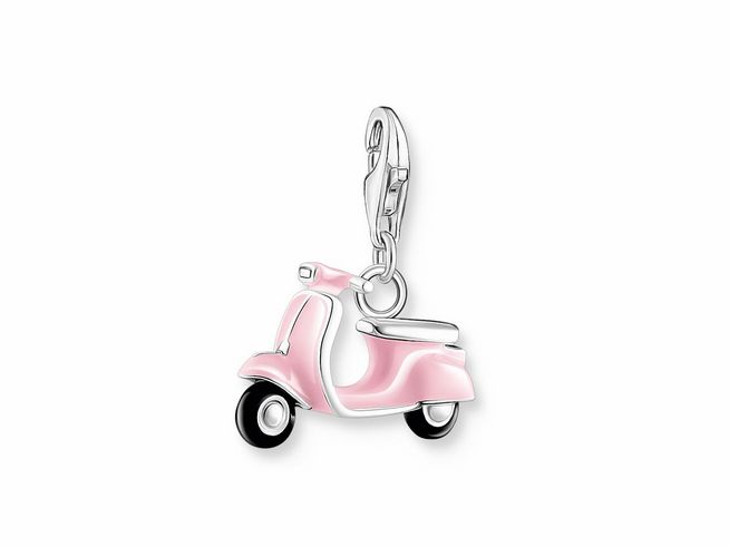 Charm-Anhänger von Thomas Sabo in Silber und rosa-pinkem Emaille, gestaltet als stylischer Motorroller, ideal für sommerliche und entspannte Holiday Vibes.