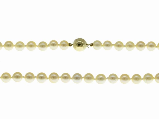 Perlenkette aus Zuchtperlen mit einem Durchmesser von 7-7,5 mm in Creme-Champagnerfarbe, Länge 47 cm, mit einem Gold 585 Verschluss, klassisches Design vom Juwelier Harnisch.