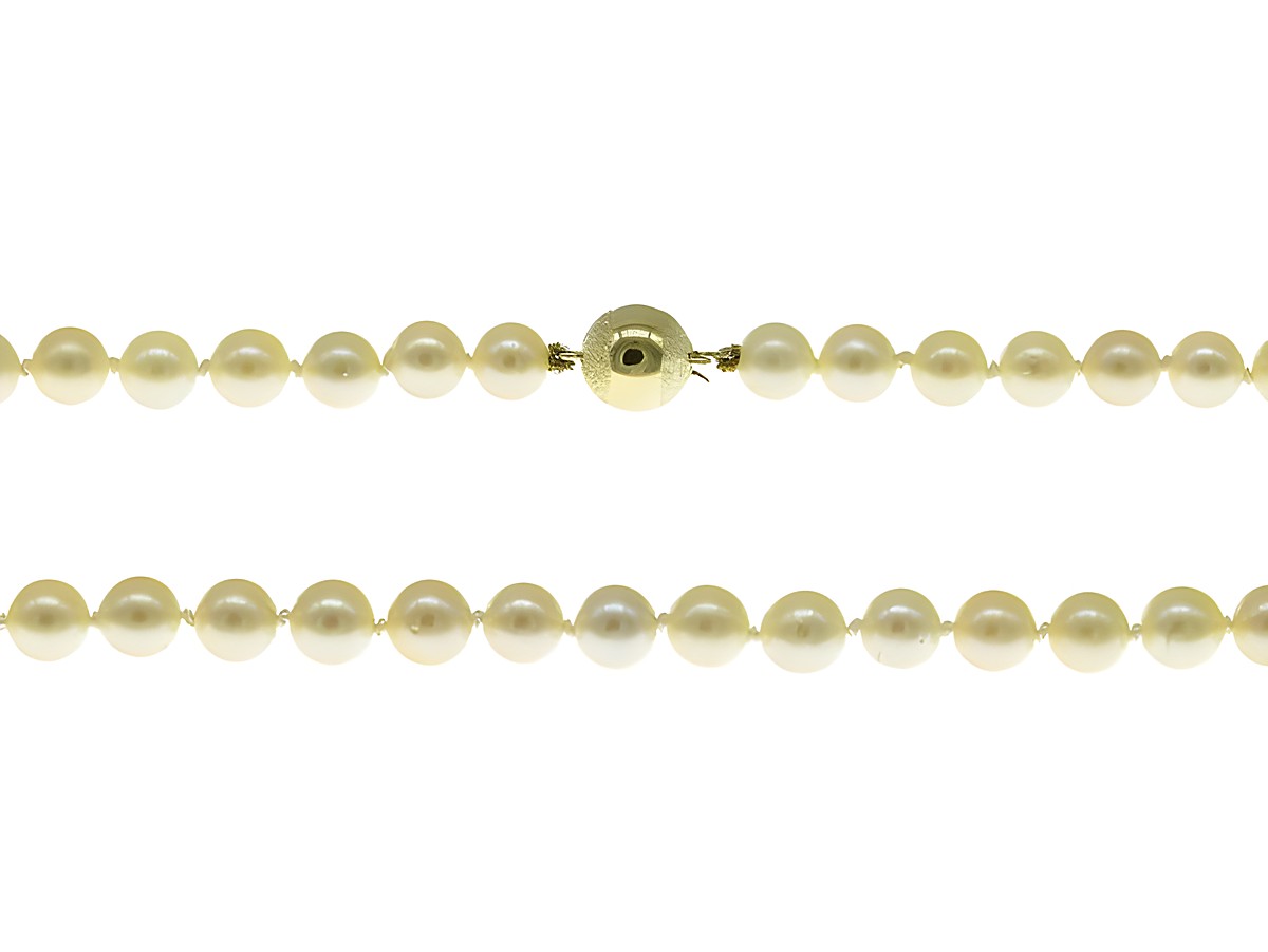 Perlenkette aus Zuchtperlen mit einem Durchmesser von 7-7,5 mm in Creme-Champagnerfarbe, Länge 47 cm, mit einem Gold 585 Verschluss, klassisches Design vom Juwelier Harnisch.