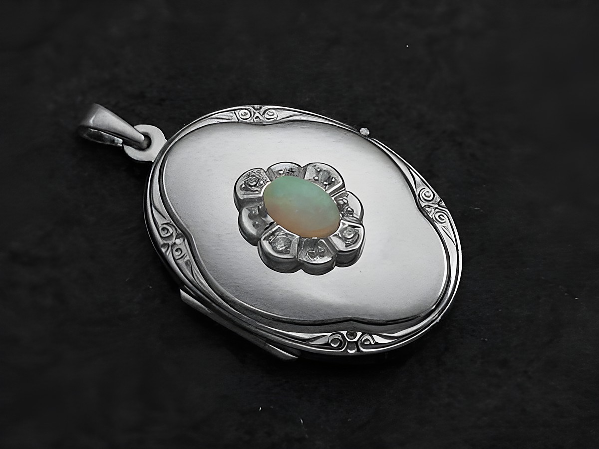 Medaillon aus Weißgold 585, mit ovalem Cabochon aus Opal und einem blütenförmigen Rahmen aus kleinen Steinen, elegant und zeitlos. Ideal für besondere Anlässe.