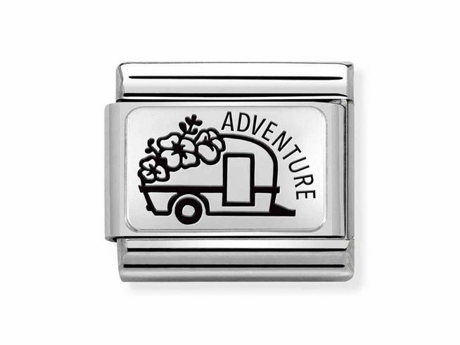 433011125-0 Edelstahl Charm von Nomination mit einem Wohnwagen und Blumen, eingraviert mit dem Wort Abenteuer, ideal für stylische Schmuckliebhaber, Hersteller SilverShine.