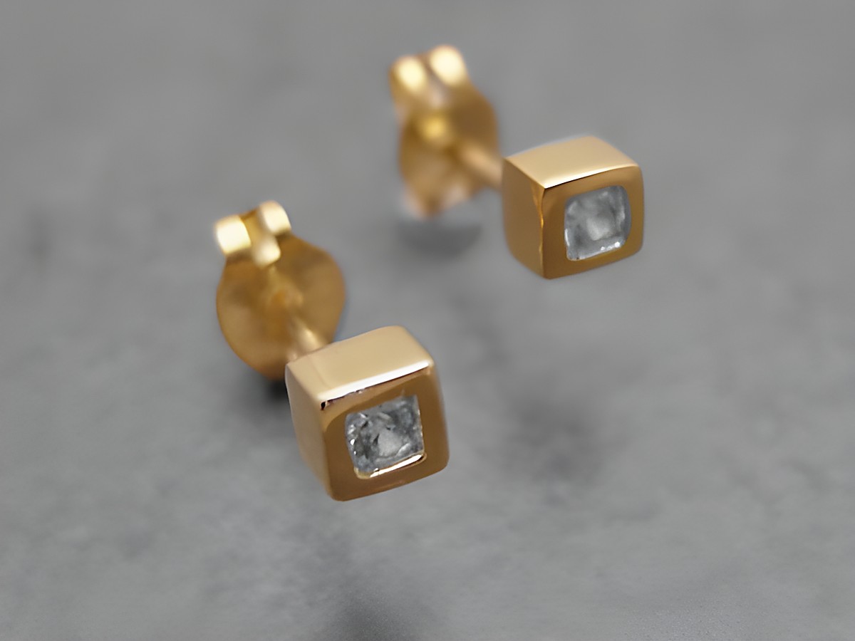 Ohrringe aus zeitlosem Gold mit Würfelform und Zirkonia, Hersteller: Juwelier Harnisch, ideal für jeden Anlass.