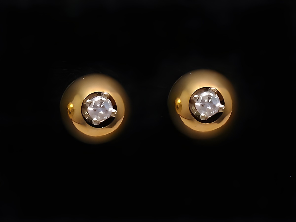 Moderne Ohrringe aus 585er Gold mit einem Diamanten von 0,06 ct W/P1, Hersteller Juwelier Harnisch, Brillant und Diamant, elegant und zeitlos im Design.