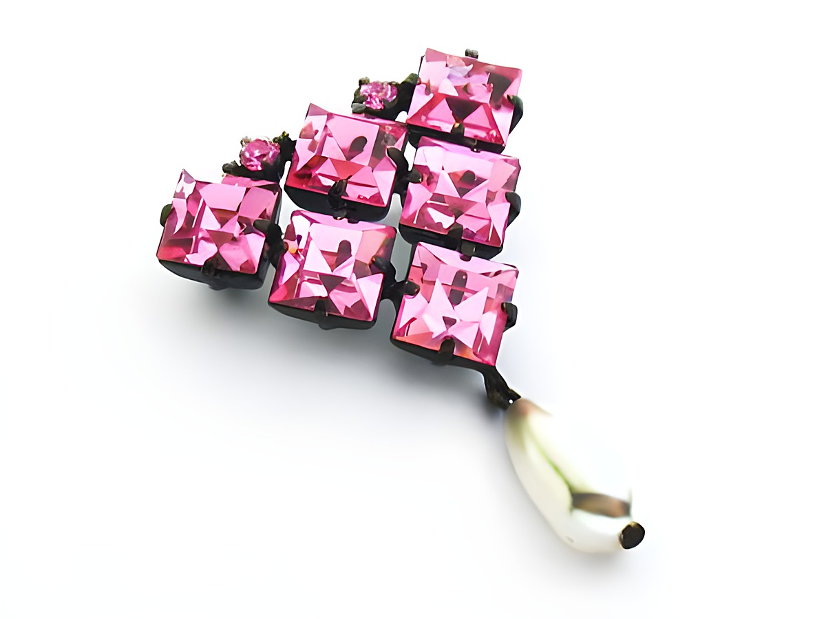 Rosa Strass Brosche im Sexy City Look mit quadratischen pinken Steinen und einer weißen Perle am Ende, Hersteller Juwelier Harnisch, verleiht jedem Outfit einen glamourösen Touch.