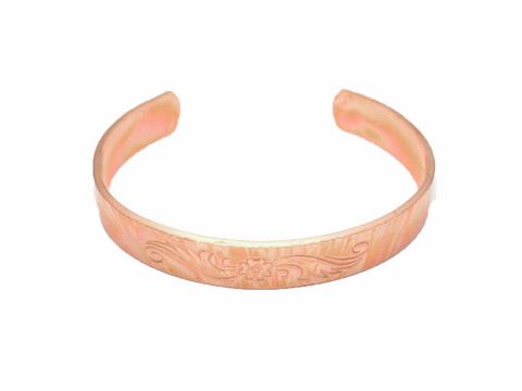 Wunderschöner Kupfer-Armreif mit Gravur Muster, Hersteller: Juwelier Harnisch, Kupfer Schmuck. Der Armreif hat eine elegante, geschwungene Form und detaillierte Gravuren.