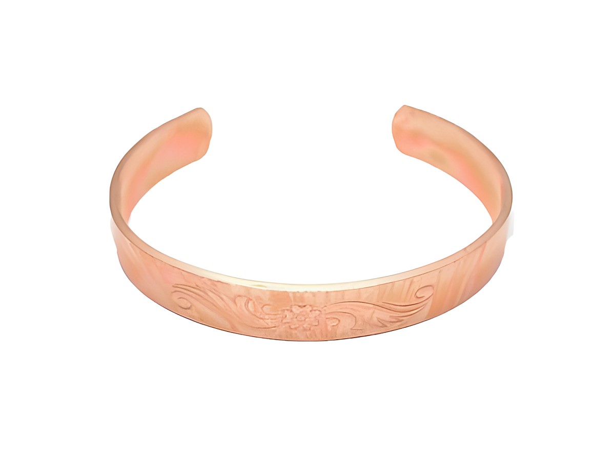 Wunderschöner Kupfer-Armreif mit Gravur Muster, Hersteller: Juwelier Harnisch, Kupfer Schmuck. Der Armreif hat eine elegante, geschwungene Form und detaillierte Gravuren.
