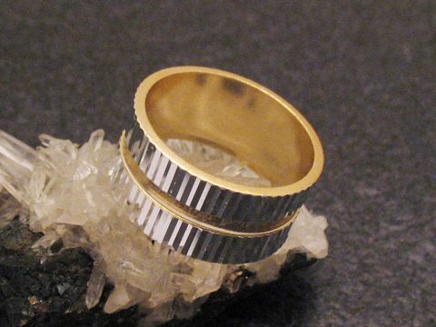 City Party Ring bicolor 9,7 mm breit in Größe 53 / 17 mm, gefertigt vom Juwelier Harnisch, präsentiert einen eleganten und modernen Look auf einem Kristallfundament.