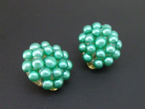 71650-0 Ohrclip in petrol mit Perlentraum-Effekt aus goldfarbenem Material und seidenmatten synthetischen Zuchtperlen, Hersteller Juwelier Harnisch.