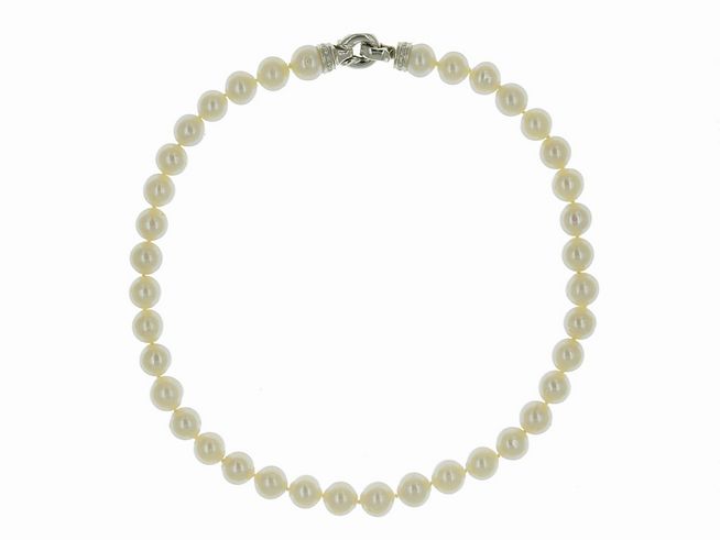 Perlenkette aus Süßwasser-Zuchtperlen mit einem Durchmesser von 10,5-11 mm in klassischem Weiß, 44 cm lang, gefertigt von Juwelier Harnisch.