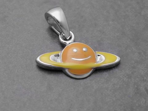 Saturn lackiert - Sterling Silber Anhänger - Lack Hellgelb-Gelb, Hersteller: Juwelier Harnisch, für Kinder. Der Anhänger zeigt eine lächelnde Saturnfigur mit gelben Ringen.