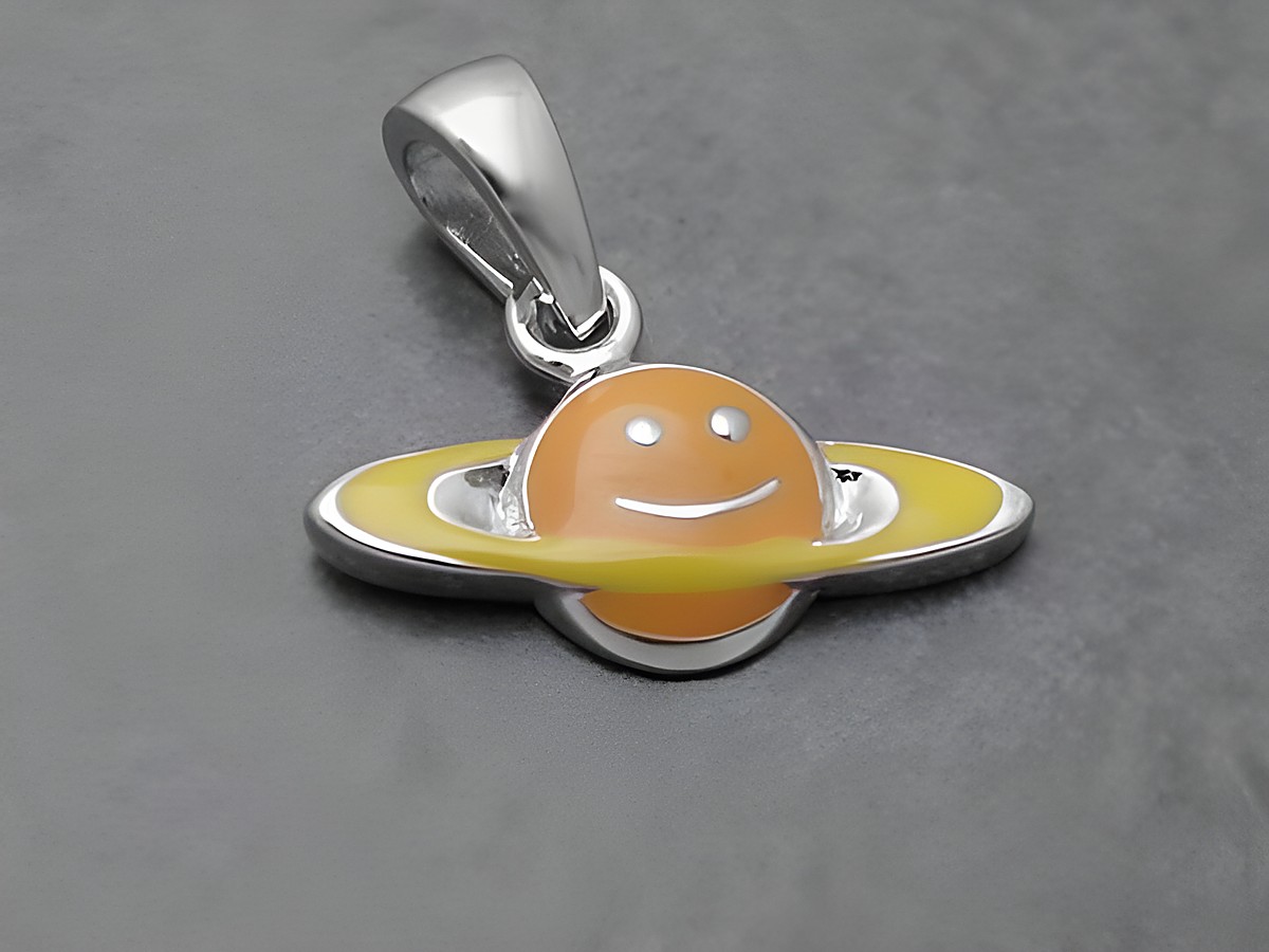 Saturn lackiert - Sterling Silber Anhänger - Lack Hellgelb-Gelb, Hersteller: Juwelier Harnisch, für Kinder. Der Anhänger zeigt eine lächelnde Saturnfigur mit gelben Ringen.