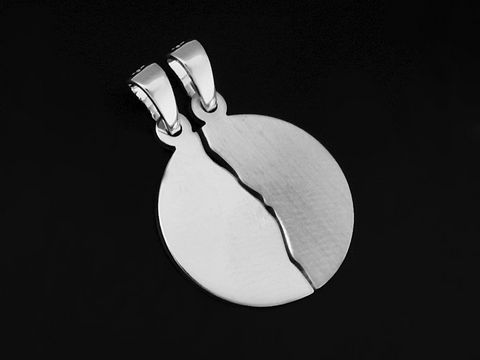 Silberner Partneranhänger aus 925 Sterling Silber, rhodiniert, kreisförmig mit einer dekorativen Teilung, Durchmesser 19 mm, hergestellt von Juwelier Harnisch.