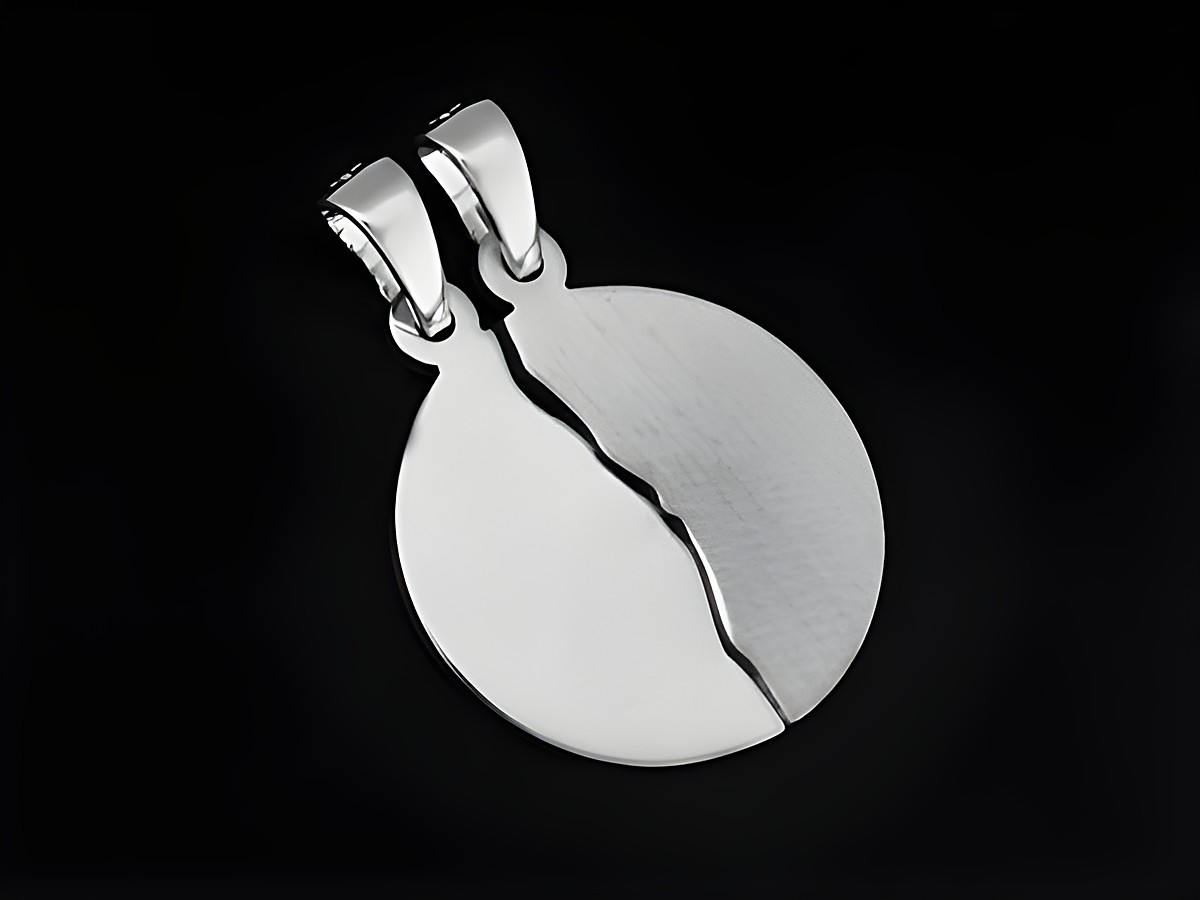 Silberner Partneranhänger aus 925 Sterling Silber, rhodiniert, kreisförmig mit einer dekorativen Teilung, Durchmesser 19 mm, hergestellt von Juwelier Harnisch.