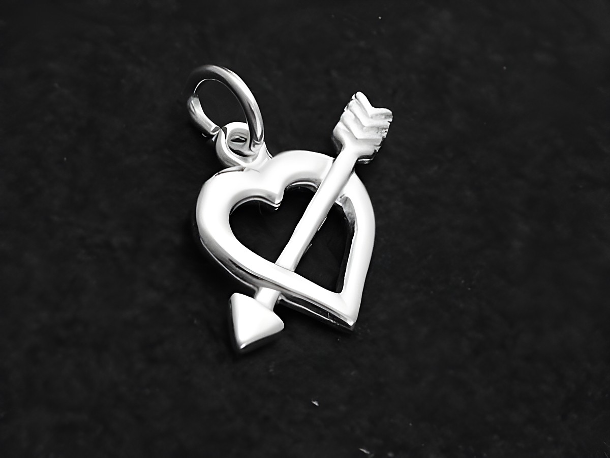 Herz mit Pfeil glänzend als Anhänger aus Sterling Silber, Hersteller Juwelier Harnisch, flach designt, ideal für Schmuckliebhaber.