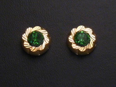 Ohrringe mit grün facettierten Steinen und goldenen Ohrsteckern von Juwelier Harnisch, elegant und zeitlos gestaltet, ideal für stilvolle Akzente.