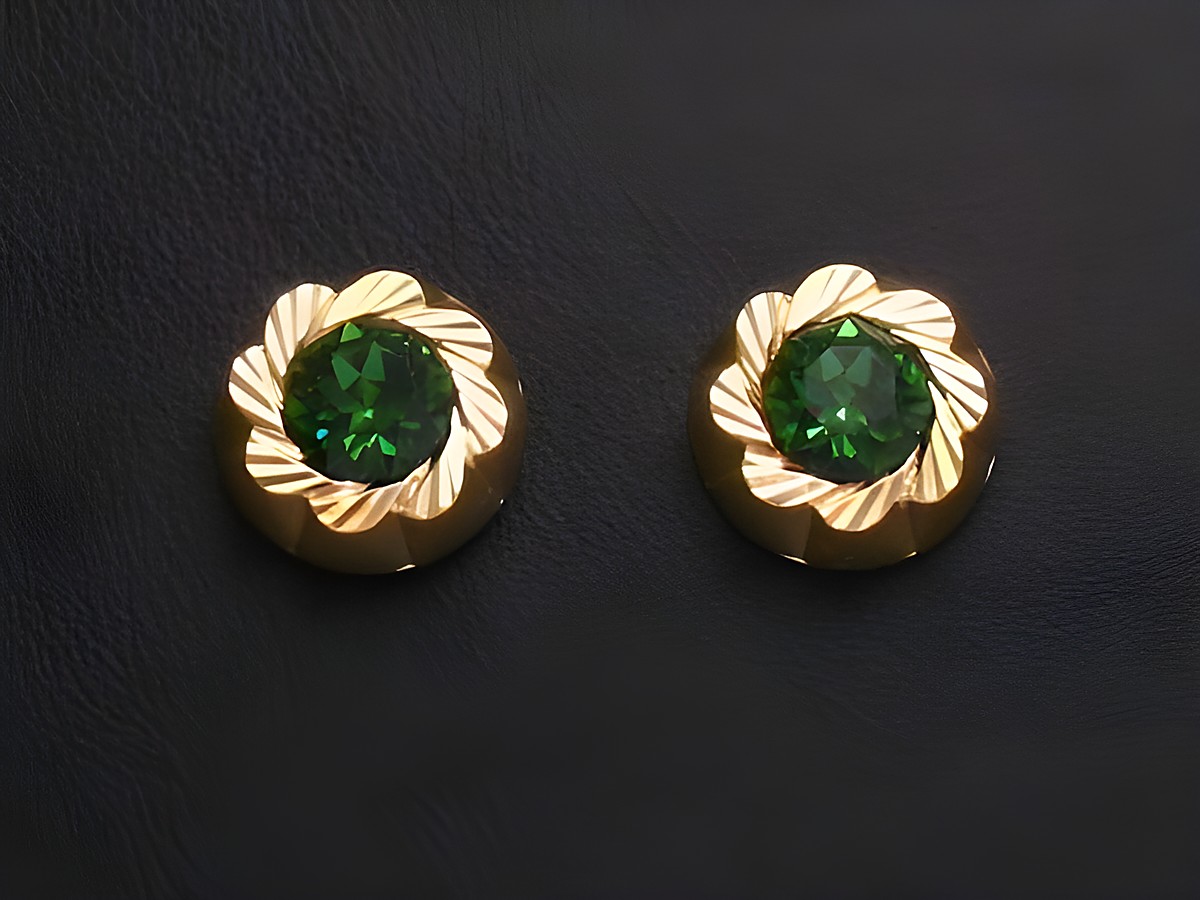 Ohrringe mit grün facettierten Steinen und goldenen Ohrsteckern von Juwelier Harnisch, elegant und zeitlos gestaltet, ideal für stilvolle Akzente.