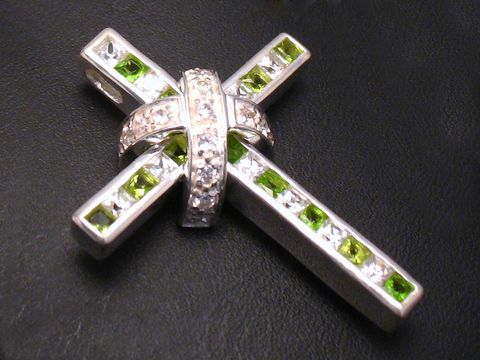 Silberkreuz mit grünem Zirkonia, gefertigt aus Sterling Silber, von Juwelier Harnisch, verziert mit funkelnden Steinen, ideal als Anhänger für Halsketten.