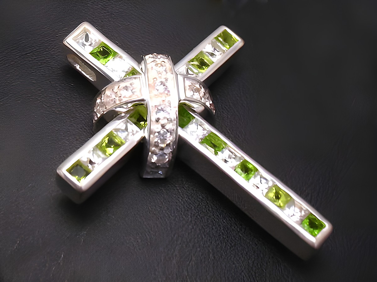 Silberkreuz mit grünem Zirkonia, gefertigt aus Sterling Silber, von Juwelier Harnisch, verziert mit funkelnden Steinen, ideal als Anhänger für Halsketten.