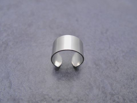 Eleganter silberfarbener Ear Cuff ohne Steine, schlicht im Design, passend für jeden Anlass, hergestellt von Juwelier Harnisch, idealer Modeschmuck für moderne Frauen.