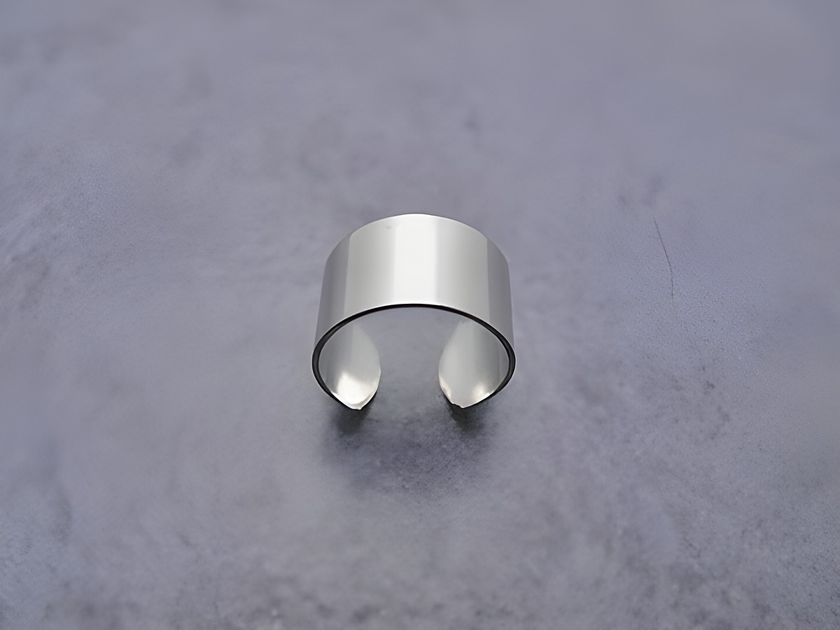 Eleganter silberfarbener Ear Cuff ohne Steine, schlicht im Design, passend für jeden Anlass, hergestellt von Juwelier Harnisch, idealer Modeschmuck für moderne Frauen.