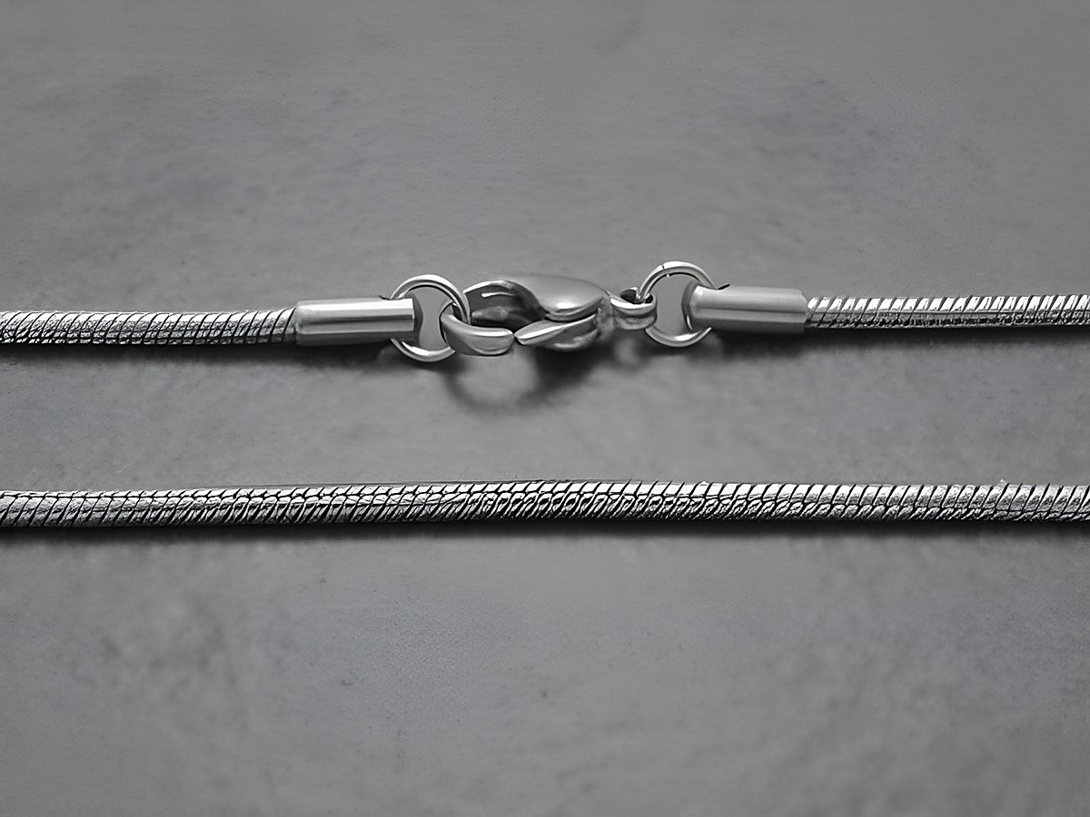 Edelstahlkette - Schlangenkette - 2 mm - 50 cm, Hersteller: Juwelier Harnisch, zeigt eine feine, glänzende Kette mit einem schlichten Karabinerverschluss auf einem neutralen Untergrund.