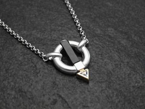 Kette aus Sterling Silber bicolor mit einem Anhänger aus Onyx und einem goldenen Detail, elegant und modern, vom Hersteller Juwelier Harnisch, inklusive Kette.
