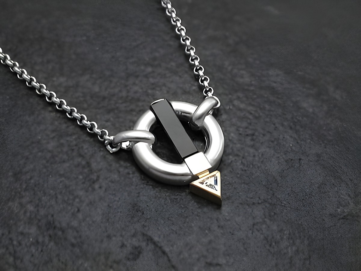 Kette aus Sterling Silber bicolor mit einem Anhänger aus Onyx und einem goldenen Detail, elegant und modern, vom Hersteller Juwelier Harnisch, inklusive Kette.