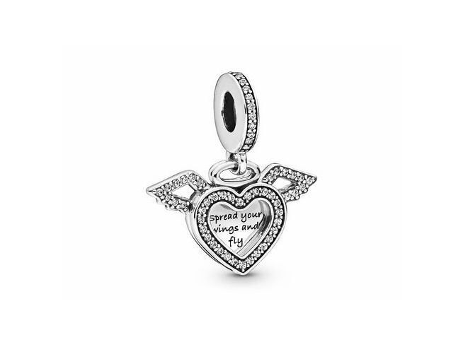 Herzanhänger mit Flügeln aus Silber, verziert mit Zirkonia-Steinen, graviert mit dem Spruch "Spread your wings and fly", geeignet für Armbänder, Hersteller Pandora.