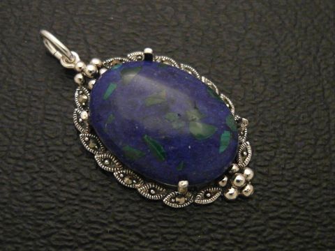 Cabochon aus synthetischem Azurit-Malachit in ovaler Form mit feiner silberner Umrandung, Hersteller Juwelier Harnisch, ideal für einen eleganten Anhänger.
