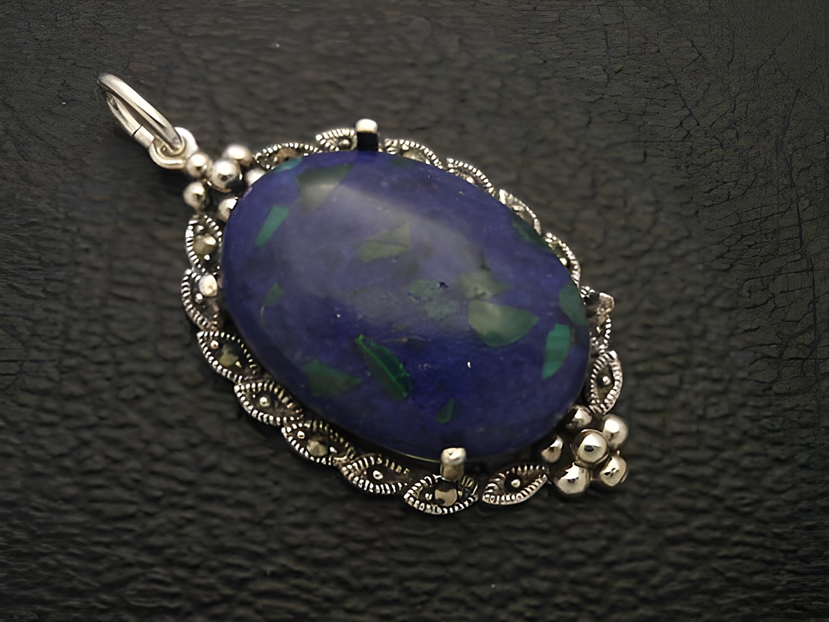 Cabochon aus synthetischem Azurit-Malachit in ovaler Form mit feiner silberner Umrandung, Hersteller Juwelier Harnisch, ideal für einen eleganten Anhänger.
