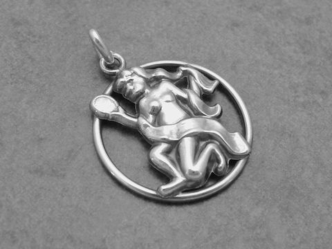 Silber geschwärzt Anhänger mit der Darstellung des Sternzeichens Jungfrau in runder Form, hergestellt von Juwelier Harnisch, detailreiche Ausarbeitung des Symbols.