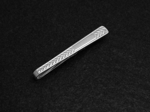 Krawattenklammer aus echtem Silber in Krawattenform, hergestellt von Juwelier Harnisch, mit feinen strukturierten Details für einen eleganten Look. Ideal für formelle Anlässe.