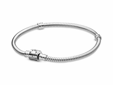 Pandora Silber Armband mit Zylinderverschluss Schlangenkette in einer Länge von 20 cm für Charms, elegant und zeitlos designt, ideal für individuellen Schmuck.