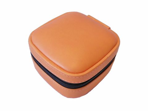 Schmuckkästchen in Orange mit Reißverschluss, kompakte Größe von 10 cm, ideal für die Aufbewahrung von Schmuck. Hersteller Juwelier Harnisch, praktisch und stilvoll.