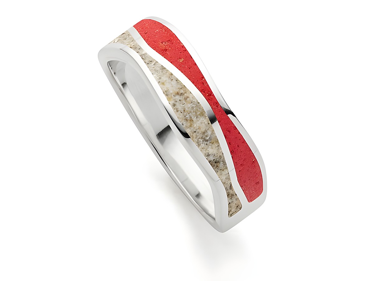 Sterling Silber Ring von DUR mit Welle-Design, verziert mit Strandsand und Mosaikkoralle in den Farben Beige und Rot, Größe 52. Elegant und modern, ideal als Schmuckstück.