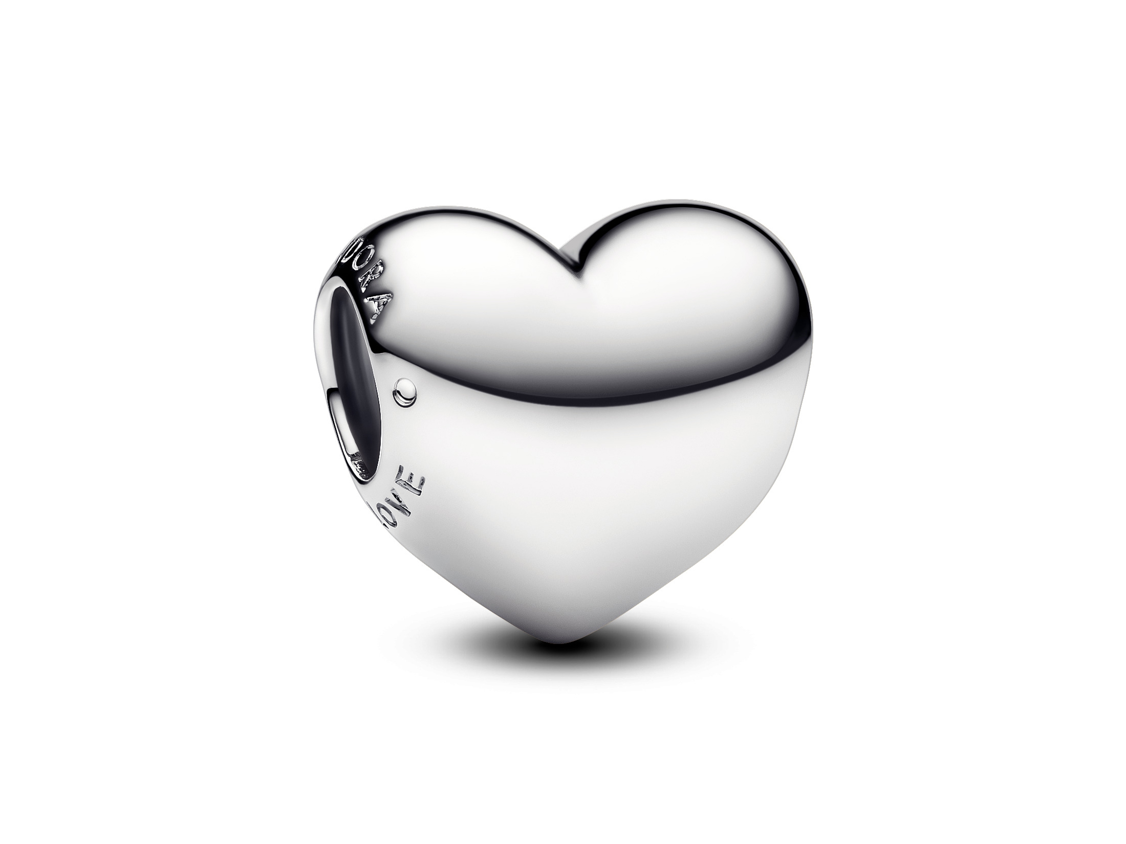Herzförmiger Charm aus Sterling Silber mit einer Oberfläche, die sanft gewölbt ist, inklusive der Gravur "Be Love", geeignet für Schmuckliebhaber.